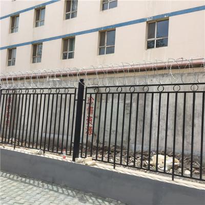 通山縣烏魯木齊二十二中學(xué)校刀片刺網(wǎng)施工案例
